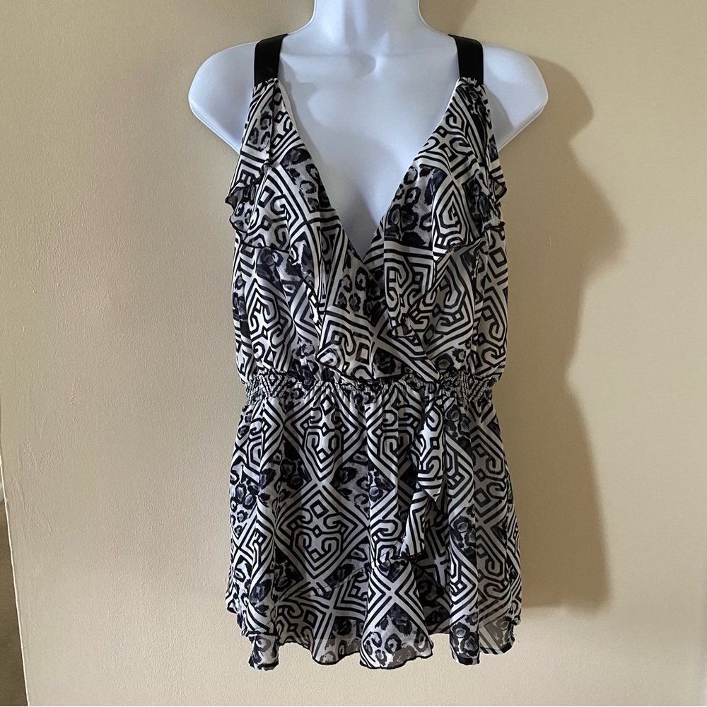 VIN Sleeveless Black & White Geometric Lapis Blouse Size L Large Ruffles Elastic